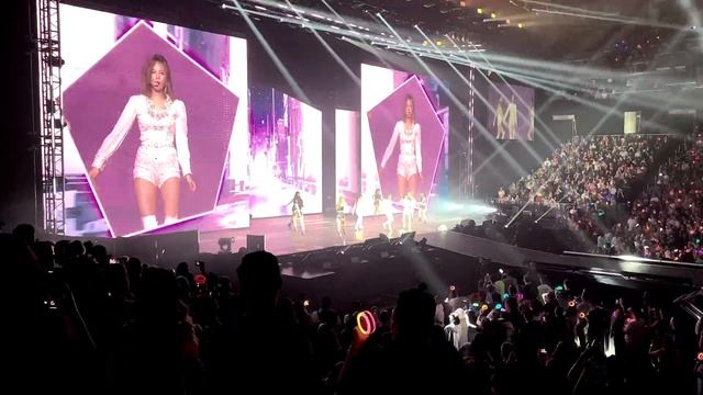 TWICE - BORN THIS WAY | Twicelights Chicago Concert!