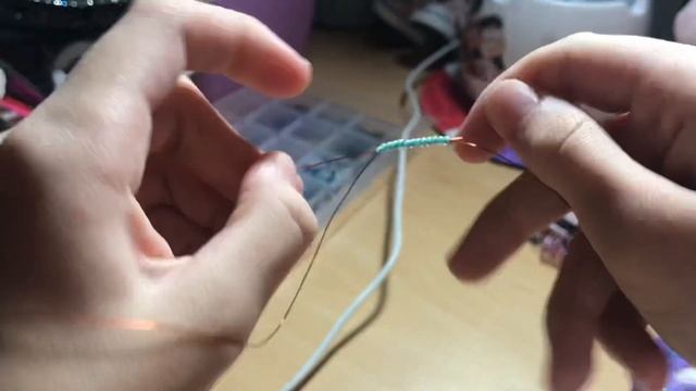 КАК СПЛЕСТИ ФЕНЕЧКУ ИЗ БИСЕРА БЕЗ СТАНКА / ФЕНЕЧКА БЕЗ СТАНКА #бисероплетение смотреть онлайн