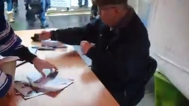 RON ELLIS SIGNING AUTOGRAPHS смотреть онлайн