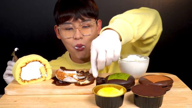 ASMR 치즈🧀딸기바움쿠헨 오븐에 구운 찰떡 전주초코파이 떡케이크 호두파이 롤케이크 먹방~!! Korean Dessert MuKBang~!! смотреть онлайн