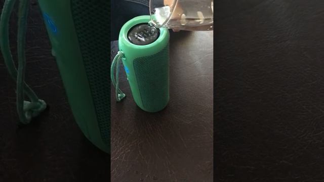 Льём воду на колонку смотреть онлайн