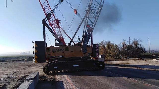 Торжественный парад гусеничных кранов. смотреть онлайн