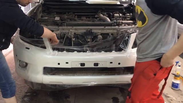 Процесс нанесения антигравийной пленки на бампер Toyota LC150 смотреть онлайн