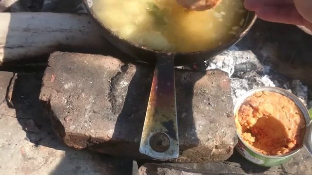 Суп на дровах в сковороде. Soup on the firewood. смотреть онлайн