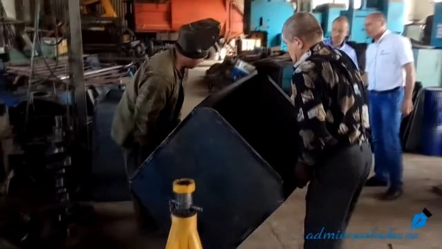 Министерство строительства и ЖКХ ДНР выделило металл для изготовления мусорных контейнеров смотреть онлайн