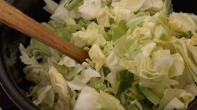 ОЧЕНЬ ВКУСНАЯ ТУШЕНАЯ КАПУСТА С МЯСОМ - ПРОСТОЙ НО ОЧЕНЬ ВКУСНЫЙ УЖИН! смотреть онлайн