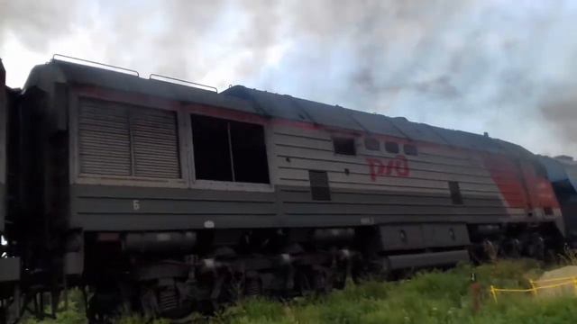 Дымит Тепловоз 2ТЭ25КМ-0018 с 4-я зерновозами с перегоном Старомарьевкая-Палагиада и прив. Бригада. смотреть онлайн