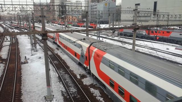 Отправление двухэтажного поезда и гудки приветствия. смотреть онлайн