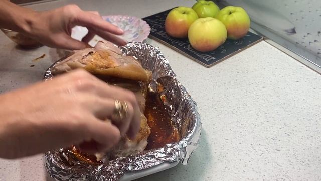 Свиная рулька в медово-горчичном соусе, запечённая с яблоками. Изумительно вкусное блюдо! смотреть онлайн