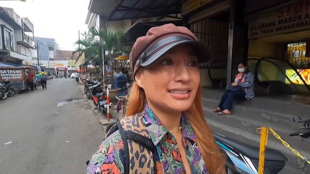 I Fed 10 HUNGRY TEENS in Bandung 🇮🇩 смотреть онлайн
