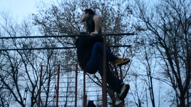 Отжимания на брусьях с сестрой смотреть онлайн