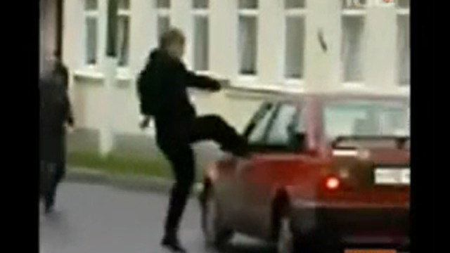 Пешеход крушит Авто смотреть онлайн