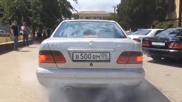 Mercedes E55 AMG w210 BURNOUT смотреть онлайн