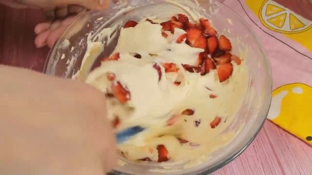Волшебный десерт с клубникой для жаркого лета. Клубничный десерт - любимое лакомство для детей. смотреть онлайн