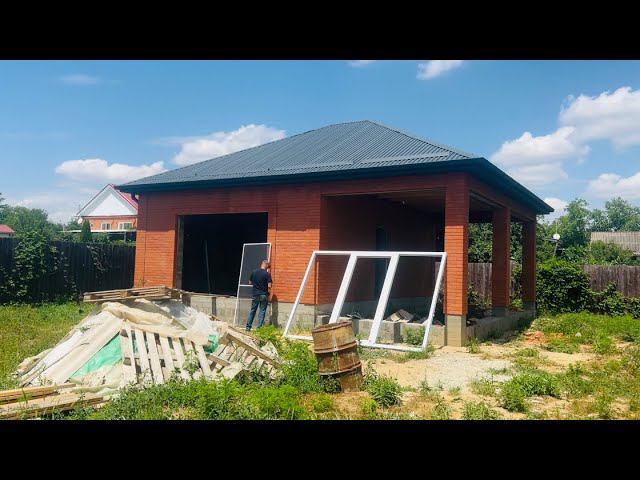 Дом на юге уже под крышей и с окнами.