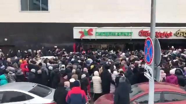 Давка в Карусели при распродаже. Закрытие сети магазинов Карусель смотреть онлайн