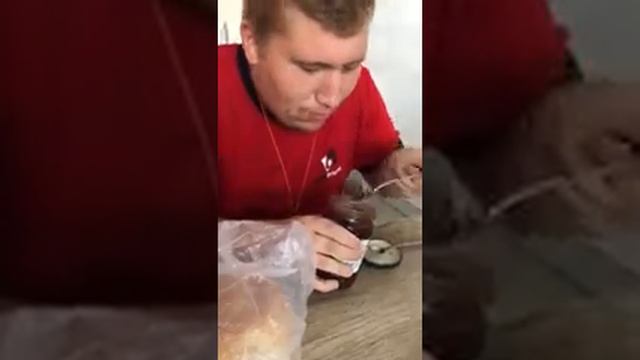 Bucko pojeo dve tegle pekmeza za 2:40 min смотреть онлайн