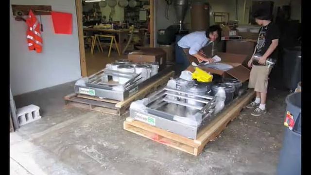 A couple of Em2 birds leave the nest. смотреть онлайн