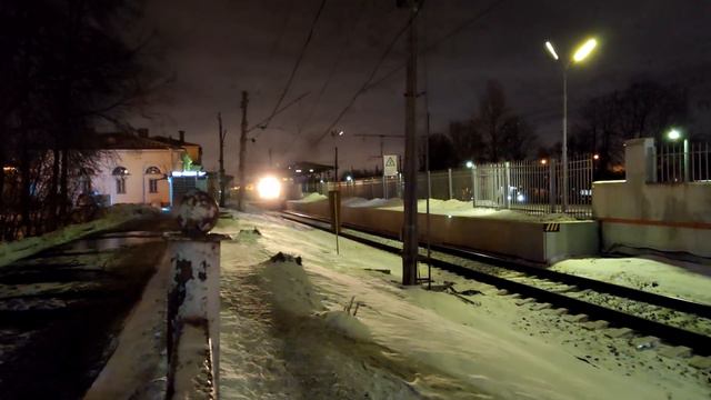 Вечерний поезд СПб - Брест красиво простучал по переезду. Царское Село смотреть онлайн