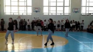 Танец выпускников 9 "в" класса ФЛЕШМОБ Кара-куль ,3 школа