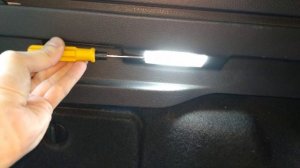 Снятие плафона подсветки багажника Ford Focus 3