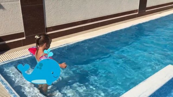 Соня учится плавать и нырять, бассейн