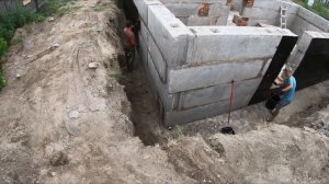 Нулевой цикл. Цокольный этаж. Подушка под фундамент. Монтаж бетонных блоков. Заливка сейсмопояса.