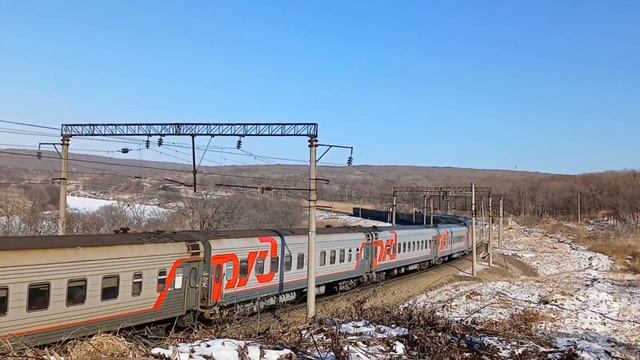 Электровоз ЭП1-245 со скорым пассажирским поездом №009Н Владивосток-Москва выходит из кривой. смотреть онлайн