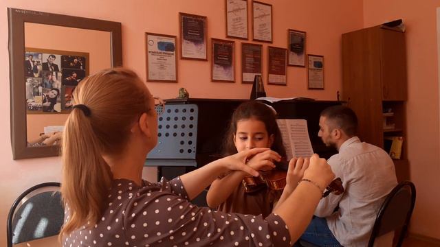 Третий урок по скрипке Аделины. С концертмейстером) смотреть онлайн
