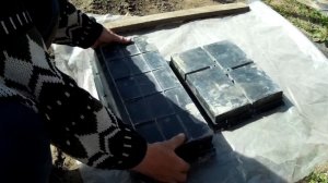 Как извлечь тротуарную плитку из формы, распалубка бордюров и тротуврной плитки.