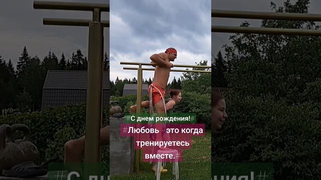 Стритлифтинг. Отжимания на брусьях с живым отягощением смотреть онлайн