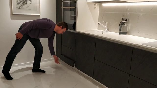 Кухня с фасадами из каменного шпона и стекла смотреть онлайн