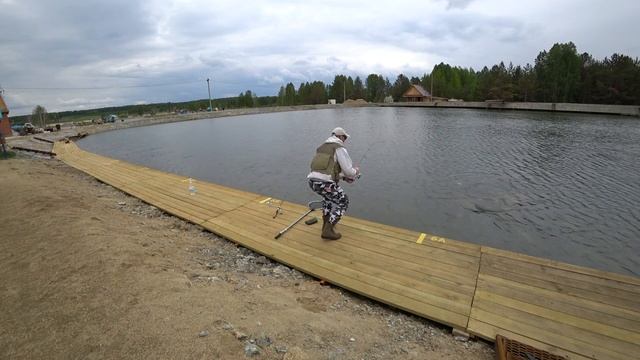 Ловля форели на блесна! Рыбалка на платнике РК Азарт. Сумасшедшие поклевки злой форели! смотреть онлайн