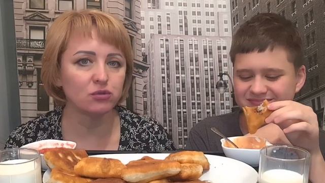 МУКБАНГ БЕЛЯШИ с Молоком. Зимой особенно вкусные. #семья #eating #mukbang #no #мукбанг #еда #беляши