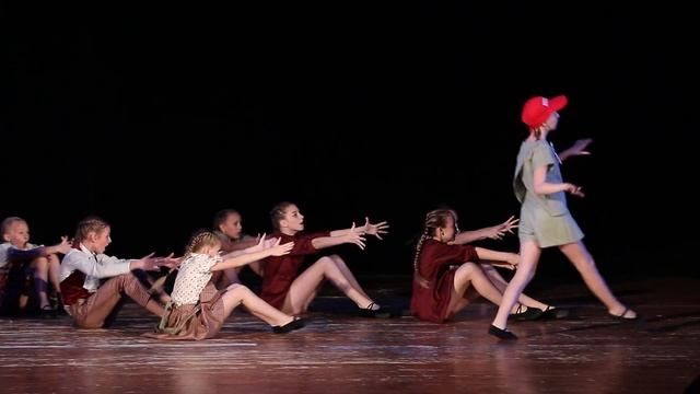 Семейная школа танцев «Zala da Ballo» - «Посмотрите направо, посмотрите налево» смотреть онлайн