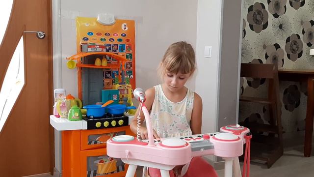 Маруся играет на пианино смотреть онлайн