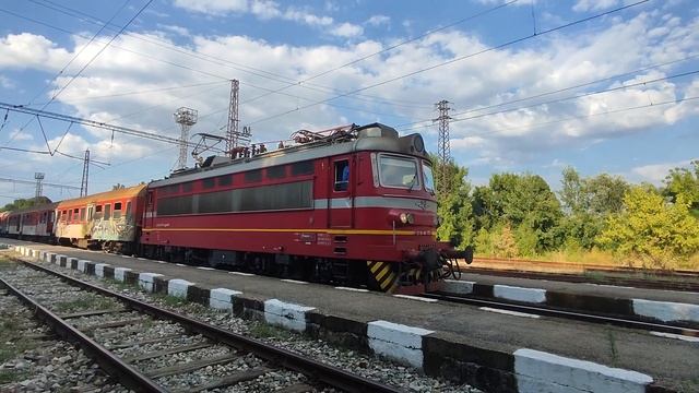 бърз влак пристига и заминава от гара Горна Баня смотреть онлайн