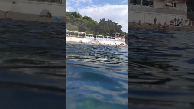 Невероятная по прозрачности вода в Черном море на пляже санатория Парк-Форос смотреть онлайн
