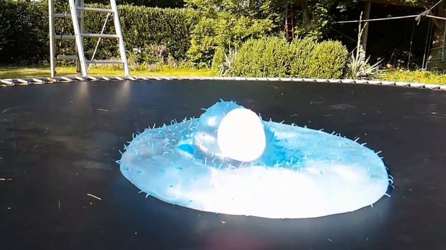 TRAMPOLIN vs RIESEN STACHEL WASSERBOMBE! смотреть онлайн