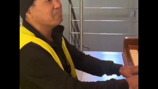 Көл бетінде бір аққу жүзіп барады смотреть онлайн