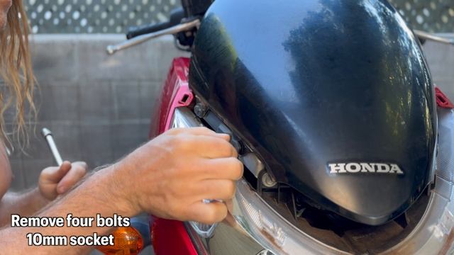 Honda PCX 125 - Windshield Removal / Installation | Mitch's Scooter Stuff смотреть онлайн