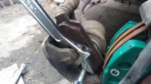 Как сжать, вдавить тормозной цилиндр при замене колодок