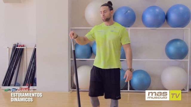 CÓMO ESTIRAR ANTES DE ENTRENAR (Estiramientos dinámicos) - Curro Hernández смотреть онлайн