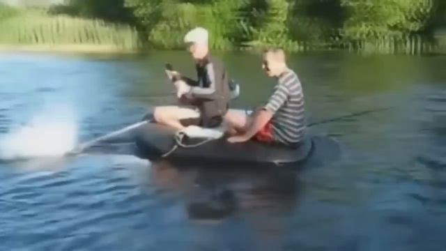 Приколы на рыбалке! Выдра отжала весь улов! смотреть онлайн