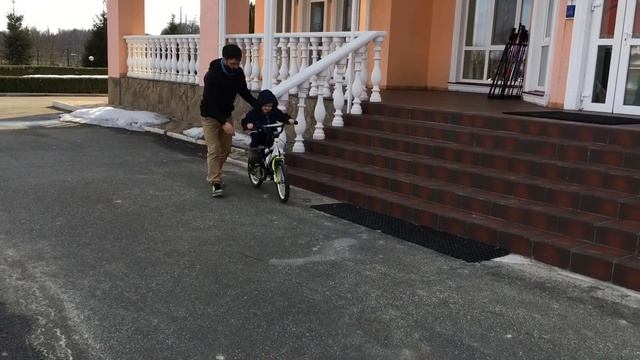 Илюша учится ездить на велосипеде смотреть онлайн