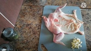 Фаршированная курица (как я снимаю кожу с тушки).
