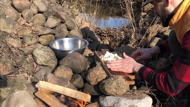 СУДАК В СКОВОРОДЕ НА КОСТРЕ...**РЕЦЕПТ СУДАКА** смотреть онлайн