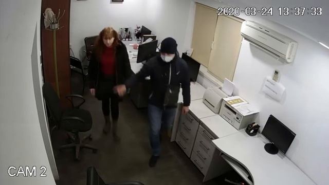 В Запорожье оперативные сотрудники налоговой полиции украли из офиса предприятия 100 000 гривен. смотреть онлайн