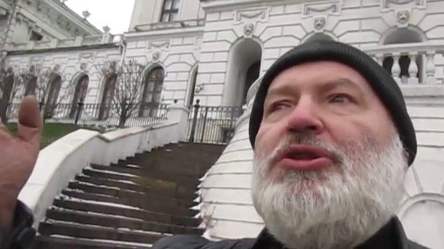 А вот я декламирую свой стих студенческой поры у старого московского университета. смотреть онлайн