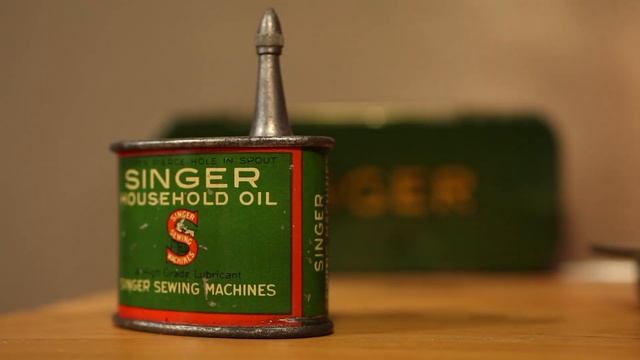 Simple cleaning method of your vintage Singer – Using oil! смотреть онлайн